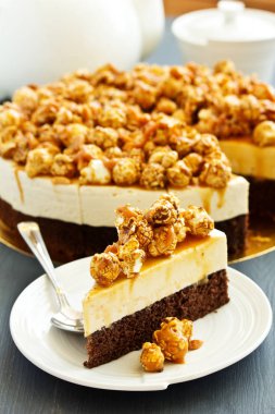 Çikolata-karamelli cheesecake patlamış mısır ile.