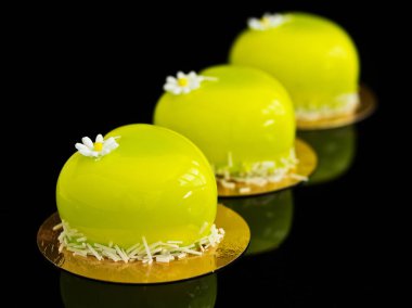 Kalp şeklinde bir pasta gibi. Sevgililer Günü.