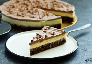 Ev yapımı karamel, fındık ve çikolata ile harika bir karamelli cheesecake.