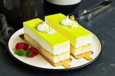 Limonlu kek parçası. Seçici odak.