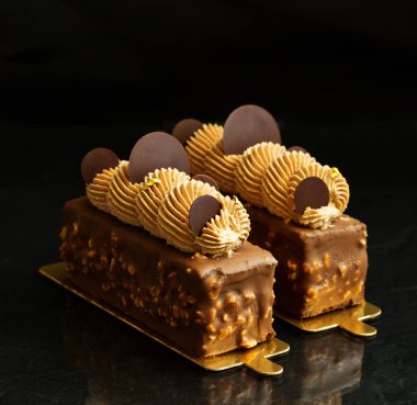 Lezzetli karamelli pasta bir parça.