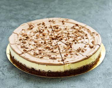 Ev yapımı karamel, fındık ve çikolata ile harika bir karamelli cheesecake.