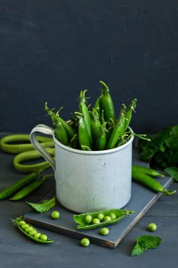 Yeşil bezelye ile gri bir arka plan üzerine bir fincan.