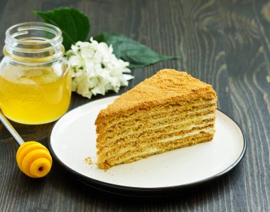 Klasik ballı pasta..