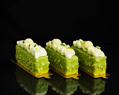 Karamel ve muz, fındık ile sırlı bir pasta.