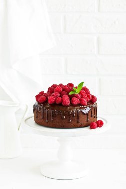 Çikolata kremalı ve ahududulu lezzetli çikolatalı pasta..