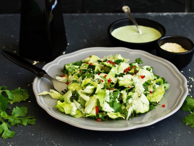 Yeşil sebze, yoğurt ile giyinmiş taze salata.