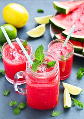 Sağlıklı karpuz içki ve taze karpuz