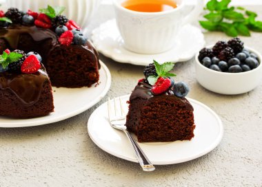 Sır ve taze çilek ile çikolatalı kek