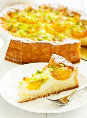 Kayısı ile lezzetli ev yapımı cheesecake.