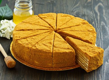 Klasik ballı pasta..