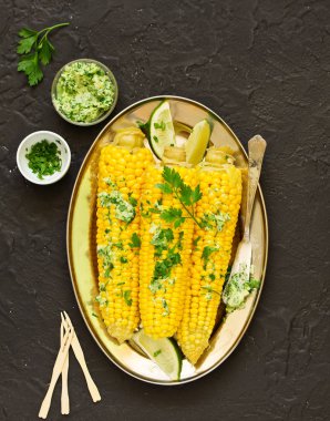 Sarımsaklı tereyağlı haşlanmış mısır. Seçici odaklanma. Yukarıdan görüntüle.