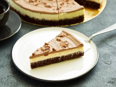 Ev yapımı karamel, fındık ve çikolata ile harika bir karamelli cheesecake.
