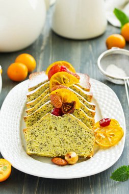 Haşhaş tohumlu limonlu kek ve şekerli meyve..