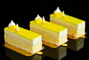 Limonlu kek parçası. Seçici odak.