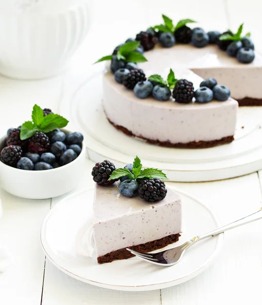 Blueberry cheesecake without baking, with blueberries and blackberries.