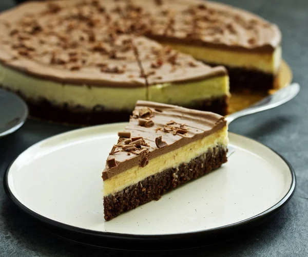 Ev yapımı karamel, fındık ve çikolata ile harika bir karamelli cheesecake.
