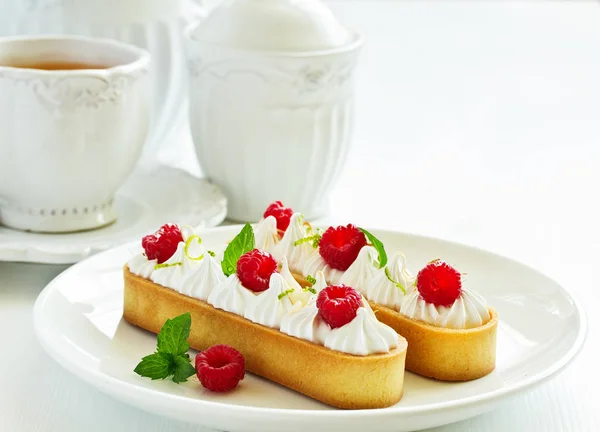 Torta Limão Com Merengue Framboesas — Fotografia de Stock