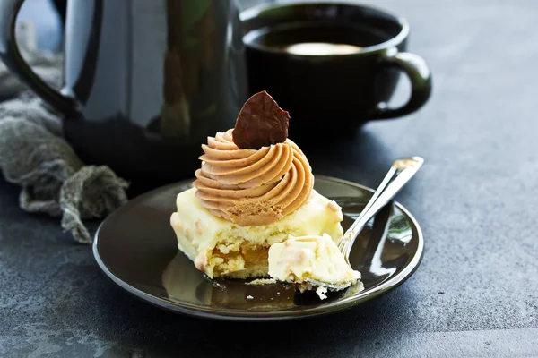 A cake with caramel and bananas inside, glazed with nuts.