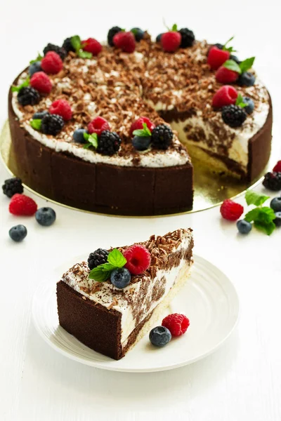 Шоколадний Торт Свіжими Ягодами — стокове фото