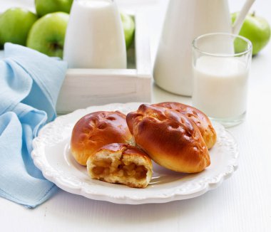 Elma doldurma ile taze küçük köftesi.