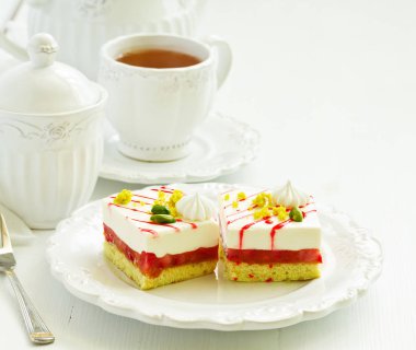 Çilekli ve mangolu kek.