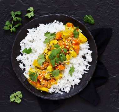 Tavuk ve balkabaklı köri..