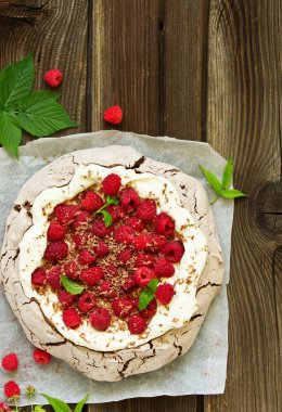 Krem ve ahududu ile çikolata tatlı (pasta) pavlov.