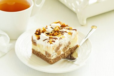 Karamelli ve fındıklı çikolatalı pasta..