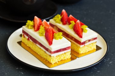 Çilekli kek. koyu arka plan.