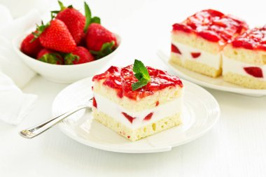 arka plan üzerinde çilek cheesecake yakın çekim