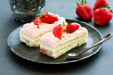 Çilekli kek. koyu arka plan.