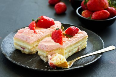 Çilekli kek. koyu arka plan.