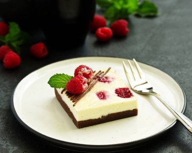 ahududu ile schekake ile kek parçası.