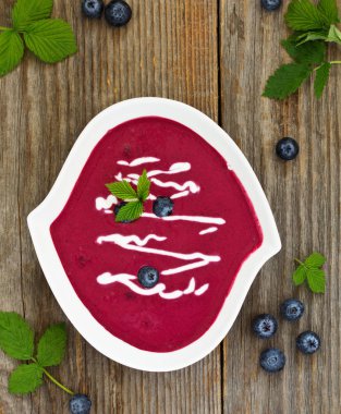 Çöl - kremalı yaban mersini çorbası.