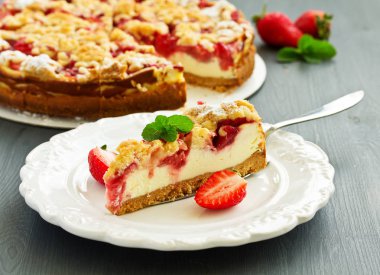 arka plan üzerinde çilek cheesecake yakın çekim