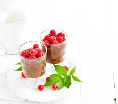 Çikolata mousse ile ahududu. Seçici odak.