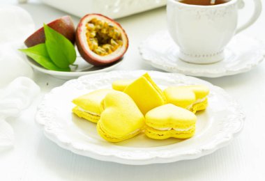 Fransız pasta makaron. Kalp şekli. Sevgililer günü. Seçici odak