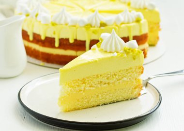 Limonlu kek parçası. Seçici odak.