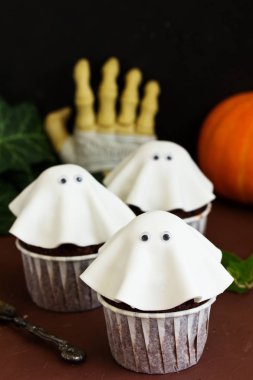 Halloween bir hayalet şeklinde bir pasta.