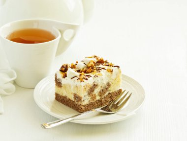 Karamelli ve fındıklı çikolatalı pasta..