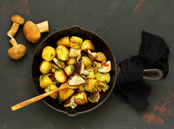 Las Patatas Cocidas Con Las Setas Sartén — Foto de Stock