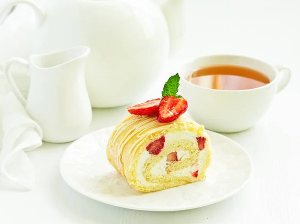 Pedaço Rolo Biscoito Com Creme Morango — Fotografia de Stock