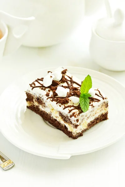 キャラメルとナッツ入りチョコレートケーキ — ストック写真