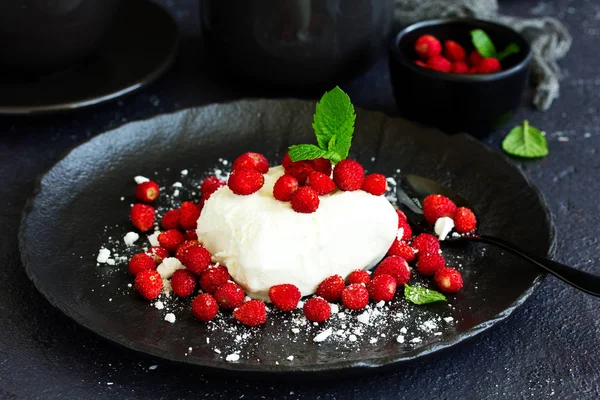 아이스크림과 딸기와 디저트 — 스톡 사진