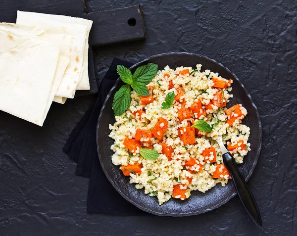 Salat Mit Bulgur Und Gebackenem Kürbis — Stockfoto