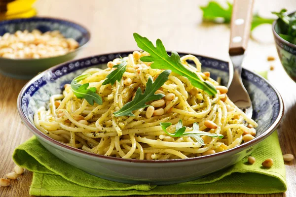 松の実とルッコラのサラダのペスト スパゲッティ — ストック写真