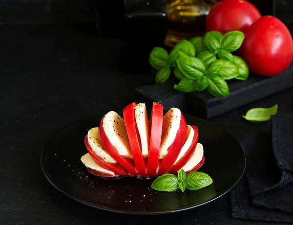 Salada Caprese Italiana Com Tomate Mussarela — Fotografia de Stock