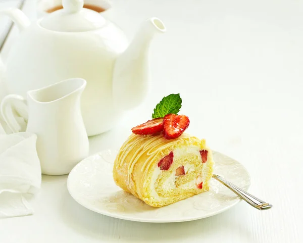 Pedaço Rolo Biscoito Com Creme Morango — Fotografia de Stock