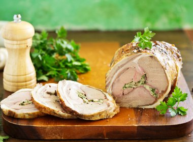 Şampiyon ve maydanozla doldurulmuş kuzu pirzolası..